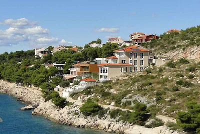 Villa direkt am Meer mit gemeinsamen Pool