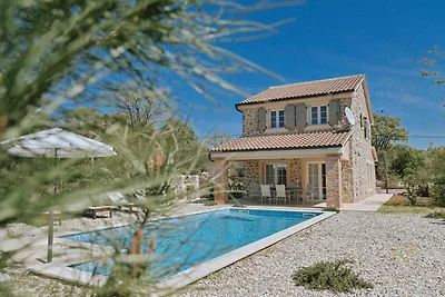 Villa mit Pool und Klimaanlage
