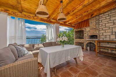 Villa mit Terrasse und Ausblick auf das Meer