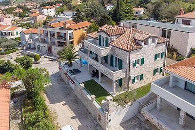 Villa mit Aussenpool und Meerblick