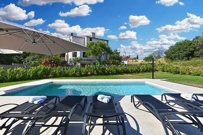 Villa mit Swimmingpool und grossem Garten
