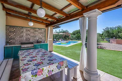 Villa mit Pool und Garten