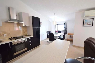 Ferienwohnung im 2. Stock mit Pool