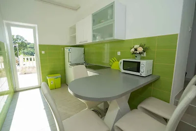 Ferienwohnung mit Pool und Meerausblick