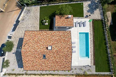 Villa mit Salzwasserpool und Klimaanlage