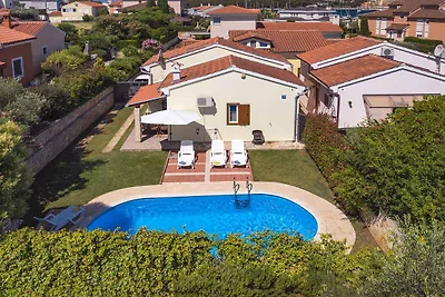 Villa mit Pool in Strandnähe