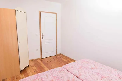 Ferienhaus mit Terrasse und Pool