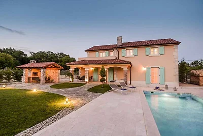Villa mit Aussenpool und Klimaanlage