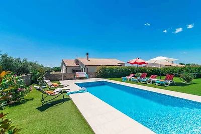 Villa mit Swimmingpool und gepflegtem Garten