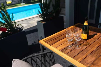 Ferienwohnung mit Pool und Meerblick