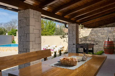 Villa mit Swimmingpool und grosser Terrasse