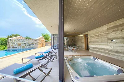 Villa mit Innen- und Aussenpool