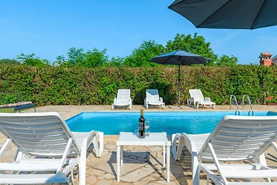 Villa mit Pool und Garten