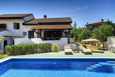 Villa mit Pool und Grill