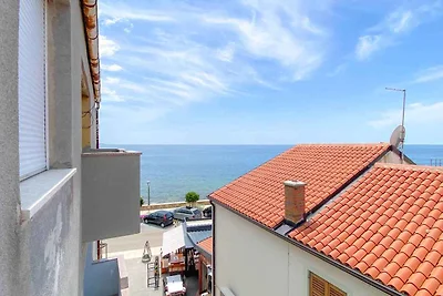 Ferienwohnung ein Balkon mit Möbeln und mit