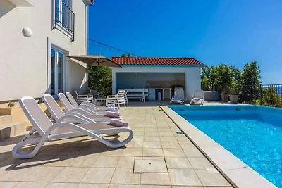 Villa mit Aussenpool und Panoramablick