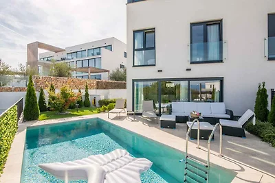 Ferienwohnung mit privatem Pool und Meerblick