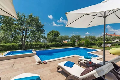 Ferienhaus mit Pool und Klimaanlage