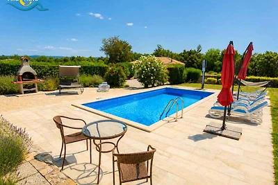 Villa mit Pool und Garten