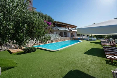 Ferienwohnung mit Pool und Meerausblick