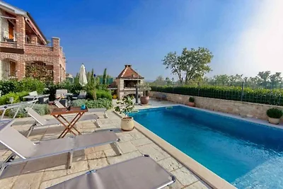 Villa mit Pool und schöner Aussicht