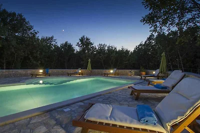 Villa mit Gemeinschaftspool und Garten