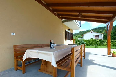 Villa mit Swimmingpool und Spielfeld