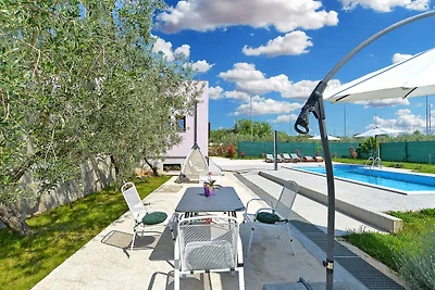 Villa mit Swimmingpool und grossem Garten