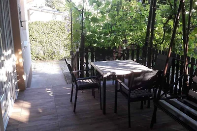 Ferienwohnung mit Gartenpavillon in der Mitte
