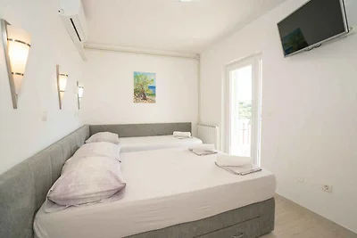 Ferienwohnung mit Pool und Meerausblick