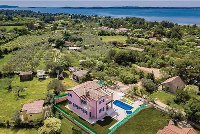 Villa mit Swimmingpool, Terrasse und Grill