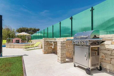 Villa mit Swimmingpool, Terrasse und Grill