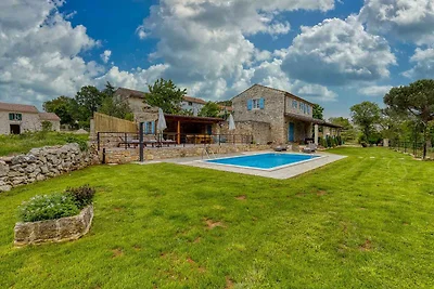 Villa mit Garten und Privatpool