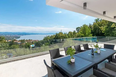 Villa mit Infinity-Pool und Sauna