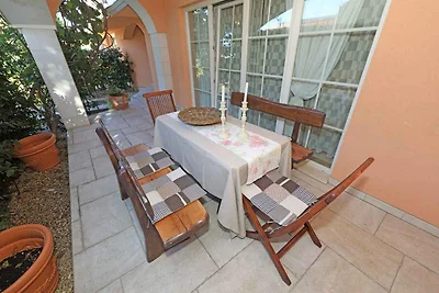 Komfortables Ferienhaus Vanja mit privatem Po