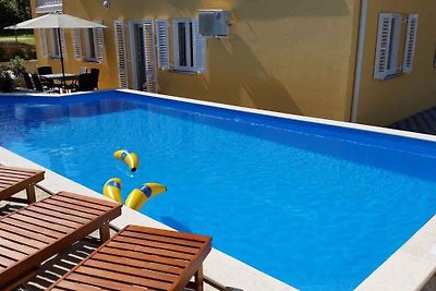 Ferienwohnung modern eingerichtet mit Pool, f