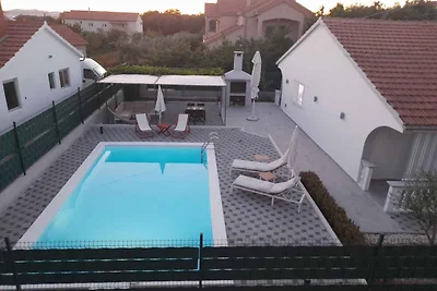 Ferienhaus mit Blick auf den Hof und den Pool