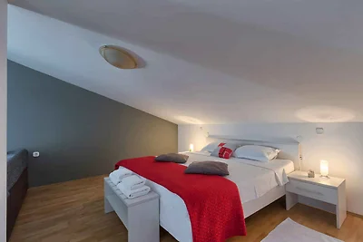 Villa mit Swimmingpool, Kinderspielplatz und