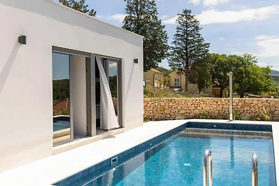 Moderne Ferienvilla Sullago mit Seeblick und 