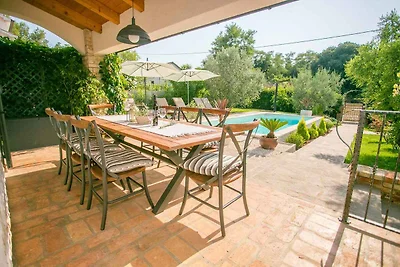 Villa mit Pool und Garten