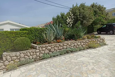 Ferienwohnung mit Blumen und Terrasse