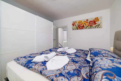 Villa mit Swimmingpool und Whirlpool