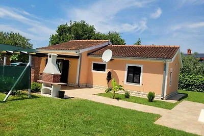 Ferienhaus mit Pool und Garten