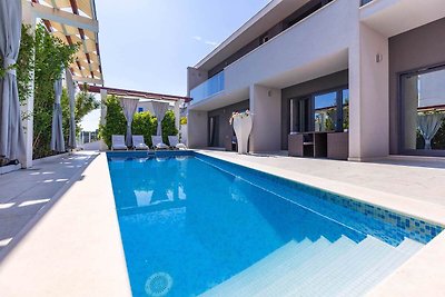 Villa mit Meerblick und Pool