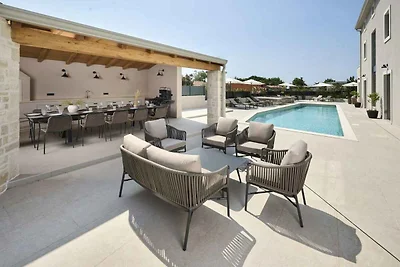 Villa mit Pool, nur wenige Minuten von Poreč