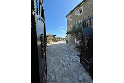 Villa mit Pool und Garten