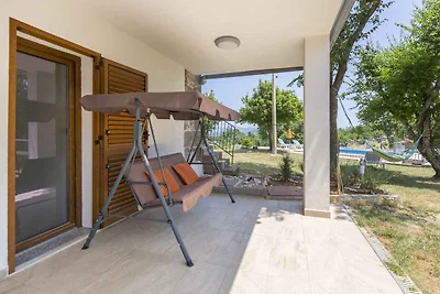 Ferienhaus mit Swimmingpool umgeben von Natur