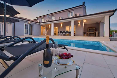 Villa mit Klimaanlage und Pool