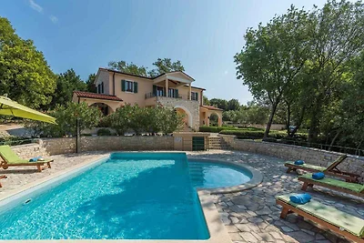 Villa mit Gemeinschaftspool und Garten