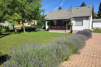 Ferienhaus mit Spielzeug im Garten